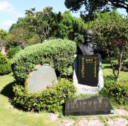 黎焕颐纪念碑：诗魂永驻，，，，，岁月铭刻